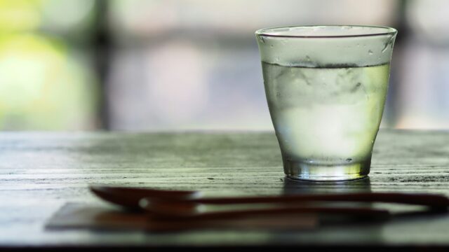 【コップに入った水の画像】